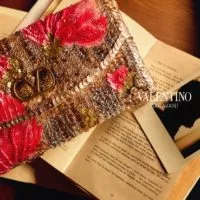 चाहत की अलमारियों के बीच: Qixi 2026 के लिए Valentino का Wing Shya से मिलन — रूप 8