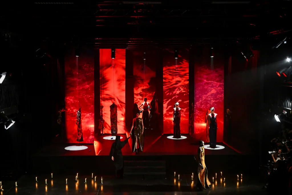 जहाँ पानी जलता है: YUIMA NAKAZATO का Sea of Fire INFERNO — मुख्य छवि
